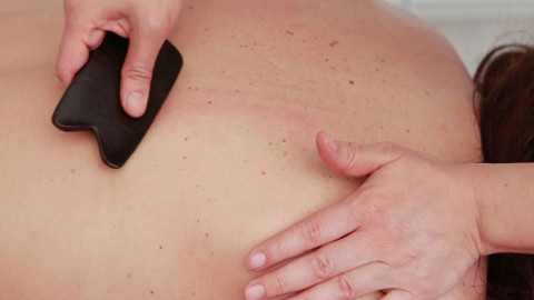 Không phải cứ cảm là cạo gió! Những ai không nên cạo gió?
