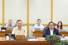 Bộ Chính trị: Khẩn trương rà soát, sửa đổi quy định về chế độ, tiền lương với cán bộ, công chức