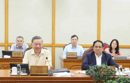 Bộ Chính trị: Khẩn trương rà soát, sửa đổi quy định về chế độ, tiền lương với cán bộ, công chức