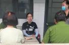 Xót thương người thân mang hộ khẩu đến nhận thi thể gia đình người cậu sau vụ cháy cư xá Độc Lập