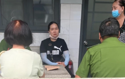 Xót thương người thân mang hộ khẩu đến nhận thi thể gia đình người cậu sau vụ cháy cư xá Độc Lập