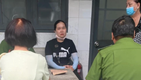 Xót thương người thân mang hộ khẩu đến nhận thi thể gia đình người cậu sau vụ cháy cư xá Độc Lập