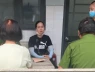 Xót thương người thân mang hộ khẩu đến nhận thi thể gia đình người cậu sau vụ cháy cư xá Độc Lập