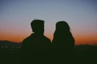 Vì sao đàn ông nhanh tái hôn khi vợ qua đời trước, còn phụ nữ thường ở lại nuôi con?