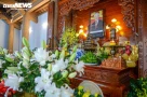 Vậy là tròn một năm Bác Trọng đi công tác xa, người dân đổ về thôn Lại Đà thắp hương tưởng niệm