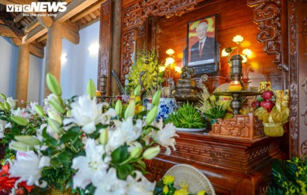 Vậy là tròn một năm Bác Trọng đi công tác xa, người dân đổ về thôn Lại Đà thắp hương tưởng niệm