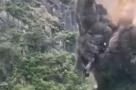 Video hàng nghìn tấn đá trên núi đổ xuống ở Ninh Bình, bụi mù mịt