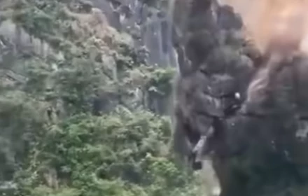 Video hàng tấn đá trên núi đổ xuống ở Ninh Bình, bụi mù mịt