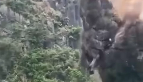 Video hàng tấn đá trên núi đổ xuống ở Ninh Bình, bụi mù mịt