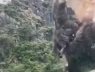 Video hàng tấn đá trên núi đổ xuống ở Ninh Bình, bụi mù mịt