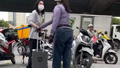 Xử phạt người bán trà đá đuổi cô gái đứng trên vỉa hè ở Hà Nội