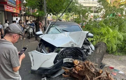 Video người phụ nữ lái ô tô va liên hoàn sáng nay trên đường Trần Đại Nghĩa (HN)