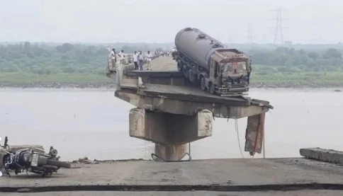 😢Cầu sập ở Ấn Độ khiến nhiều phương tiện rơi xuống sông