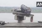 😢Cầu sập ở Ấn Độ khiến nhiều phương tiện rơi xuống sông