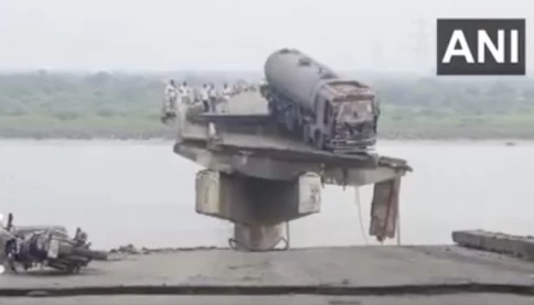 😢Cầu sập ở Ấn Độ khiến nhiều phương tiện rơi xuống sông