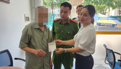 Hôm qua ông cụ gần 80 suýt chuyển 250 triệu cho lừa đảo