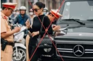 Khán giả chỉ trích á hậu Phương Thảo đăng đu trend ghép ảnh bị cảnh sát giao thông xử phạt trên đường phố