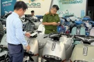 Công an công bố hình ảnh đường dây làm giả xe máy điện quy mô lớn