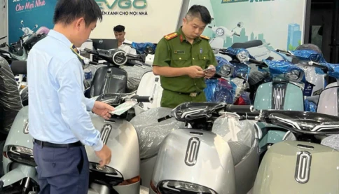 Công an công bố hình ảnh đường dây làm giả xe máy điện quy mô lớn