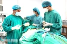 Khủng khiếp, ăn xiên nướng kiểu gì mà bị xiên đâm xuyên vai cổ?