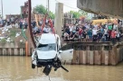 Xe ô tô con chở 3 người lao xuống sông sau khi tông 2 xe máy: Trục vớt xe không thấy người