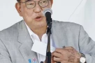 Thủ tướng Nhật bị chộp thấy tay "viết dày đặc chữ" trong lúc phát biểu, cư dân mạng nghi ông "quay bài"