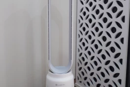 Trên tay quạt không cánh lọc khí Lumias T08
