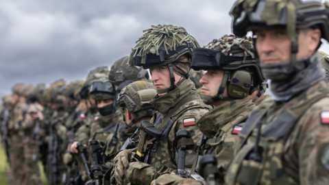Vừa lăm le đụng độ 'vành đai đỏ' của Nga, hai quốc gia NATO đã cảnh báo người dân về chiến tranh cận kề