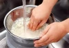 Nấu cơm bằng nước lạnh hay nước nóng tốt hơn? 90% người Việt đang làm sai cách