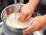 Nấu cơm bằng nước lạnh hay nước nóng tốt hơn? 90% người Việt đang làm sai cách