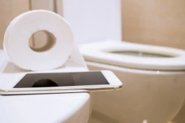 Vì sao các bác sĩ đều cảnh báo đừng ngồi trên bồn cầu quá 10 phút?