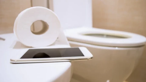 Vì sao các bác sĩ đều cảnh báo đừng ngồi trên bồn cầu quá 10 phút?