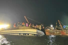 Tàu Vịnh Xanh 58 đã được kéo vào bờ: Tìm thấy 4 nạn nhân mắc kẹt ở tầng 2