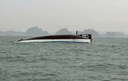 Người sống sót trong vụ lật tàu Hạ Long bơi 3 giờ trên biển thì được cứu: "mọi người không kịp mặc áo phao"