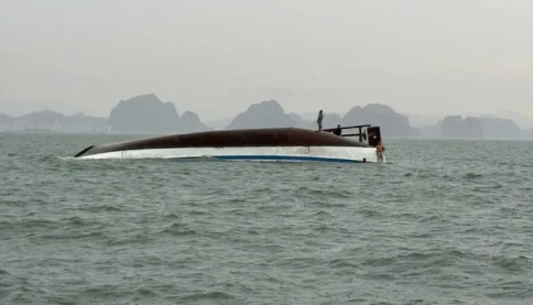 Người sống sót trong vụ lật tàu Hạ Long bơi 3 giờ trên biển thì được cứu: "mọi người không kịp mặc áo phao"