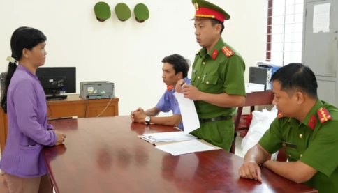 Dẫn con trai đến nhà người quen chơi rồi trộm hơn 400 triệu đồng