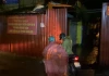 Hà Nội di dân khỏi chung cư nguy hiểm trong đêm