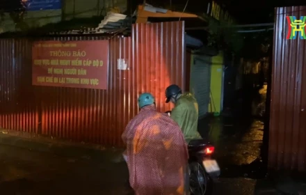 Hà Nội di dân khỏi chung cư nguy hiểm trong đêm