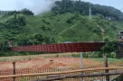 Cầu treo đứt cáp, ô tô chở 3 người rơi thẳng xuống sông