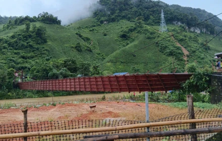 Cầu treo đứt cáp, ô tô chở 3 người rơi thẳng xuống sông