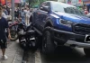 🛑 Vừa xong một xe bán tải mất lái trên phố Khâm Thiên, cuốn 1 người vào gầm xe