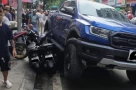 🛑 Vừa xong một xe bán tải mất lái trên phố Khâm Thiên, cuốn 1 người vào gầm xe