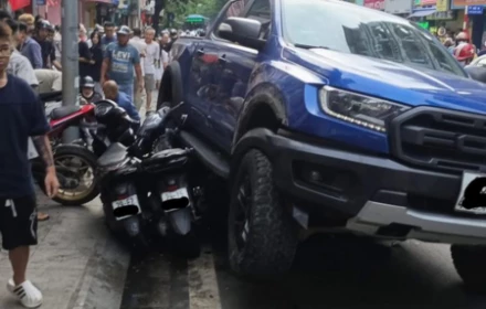 🛑 Vừa xong một xe bán tải mất lái trên phố Khâm Thiên, cuốn 1 người vào gầm xe