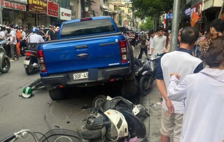 Danh tính tài xế xe bán tải tông loạt xe máy trên phố Hà Nội - Xe vừa mua chưa đi được km nào
