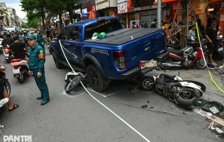Ô tô đâm liên hoàn trên phố Khâm Thiên, Hà Nội cuốn theo nhiều xe máy