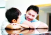 Đi họp lớp với vợ, tôi sợ hãi khi thấy một cậu bạn rất giống con trai mình