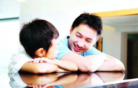 Đi họp lớp với vợ, tôi sợ hãi khi thấy một cậu bạn rất giống con trai mình