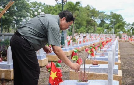 Thủ tướng dâng hương tại hai di tích quốc gia đặc biệt: Thành cổ Quảng Trị và Nghĩa trang Liệt sĩ Đường 9