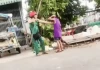 Bé trai 13 tuổi bị cô ruột đánh đập liên tiếp do không bán hết vé số