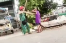 Bé trai 13 tuổi bị cô ruột đánh đập liên tiếp do không bán hết vé số